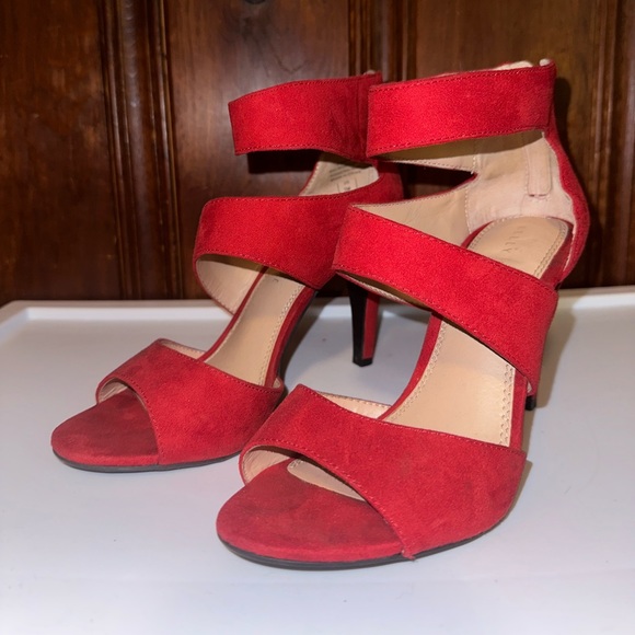 Heels - Picture 2 of 4